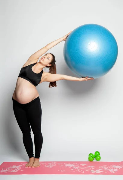 Fiatal terhes nő szinhaz. — Stock Fotó