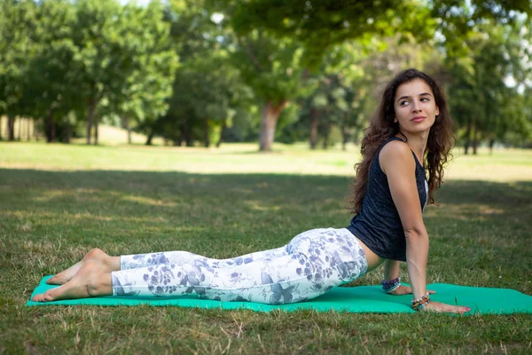 Yoga nel parco — Foto Stock