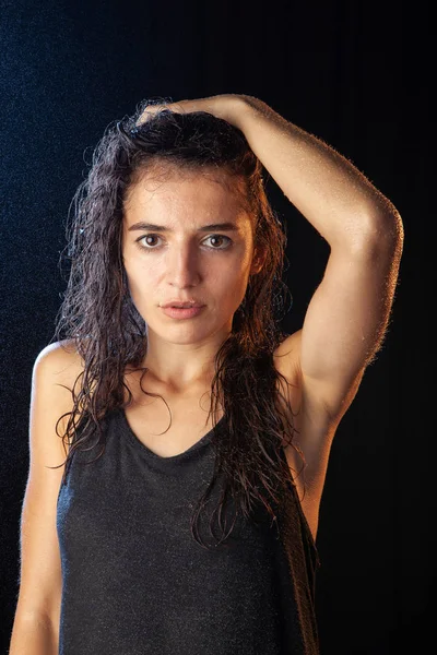 Closeup portréja szexi nedves barna fekete inget — Stock Fotó