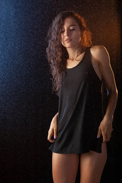 Сексуальная мокрая брюнетка в черном спортивном бикини и рубашке — стоковое фото