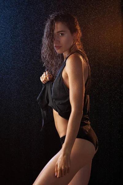 Сексуальная мокрая брюнетка в черном спортивном бикини и рубашке — стоковое фото