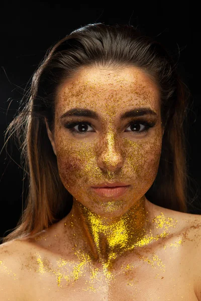 Donna bruna sexy con trucco in oro — Foto Stock
