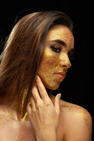 Donna bruna sexy con trucco in oro — Foto Stock