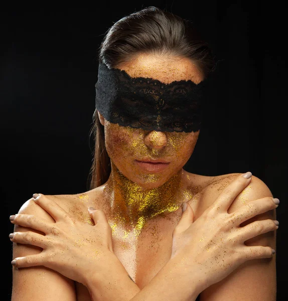 Sexy brunette vrouw met goud make-up en kant masker — Stockfoto