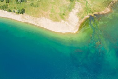 Büyük Sasso İtalya 'nın dağlık bölgesinde küçük bir deresi olan Campotosto Gölü' nün dikey hava manzarası.