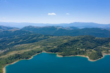 Granan Sasaly 'nin dağlık bölgesindeki Campotosto Gölü' nün havadan görünüşü.