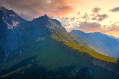 Büyük ve küçük boynuzun günbatımında Büyük İtalya 'nın dağlık bölgesinde hava manzarası