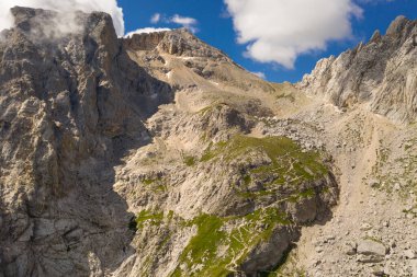 Gran sasso abruzzo 'nun dağlık bölgesindeki franchetti barınağına giden yolun havadan görünüşü.
