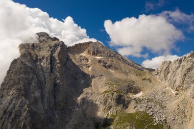 Grand Sasso İtalya 'nın dağlık bölgesindeki franchetti barınağının hava manzarası.