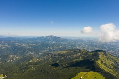 Teramano Vadisi 'nin havadan görünüşü Granan Sasso İtalya' nın dağlık bölgesinden gözlendi.