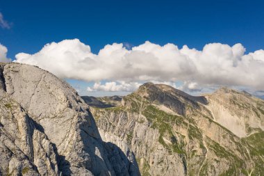 Granan sasso italy abruzzo 'nun dağlık bölgesindeki Corno Piccolo' nun kayalık omzunun hava manzarası.