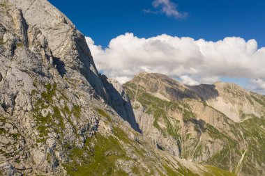 Granan sasso italy abruzzo 'nun dağlık bölgesindeki Corno piccolo' nun kayalık çıkıntısının hava manzarası.