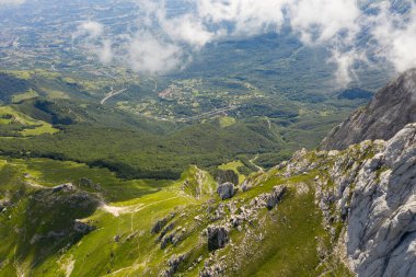 Grand Sasso İtalya ve Laga Dağları 'nın dağlık bölgesine gelen Prati di tivo' nun hava görüntüsü.