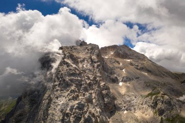 Grand Sasso İtalya 'nın dağlık bölgesindeki Corno Grande zirvesinin havadan görüntüsü.