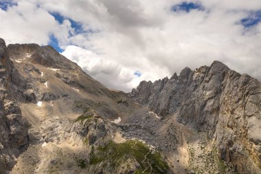 Corno grande 'nin zirvesinin havadan görünüşü ve Granan Sasso İtalya' nın dağlık bölgesinde Corno Piccolo 'nun bir kısmı.