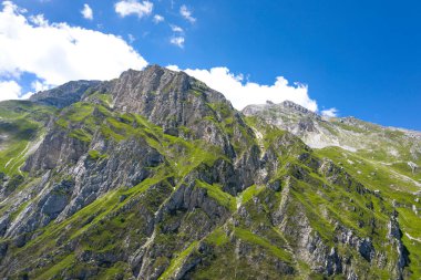 Grand Sasso İtalya 'nın dağlık bölgesindeki pizzo intermesoli' nin havadan görüntüsü.