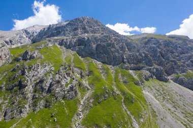 İtalya 'nın Gran Sasso bölgesindeki Corno Piccolo kayalık duvarının havadan görünüşü
