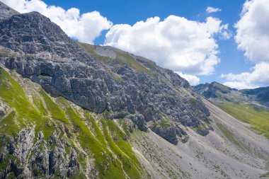 Büyük Sasso İtalya 'nın dağlık bölgesindeki kayalık bir duvarın havadan görünüşü.