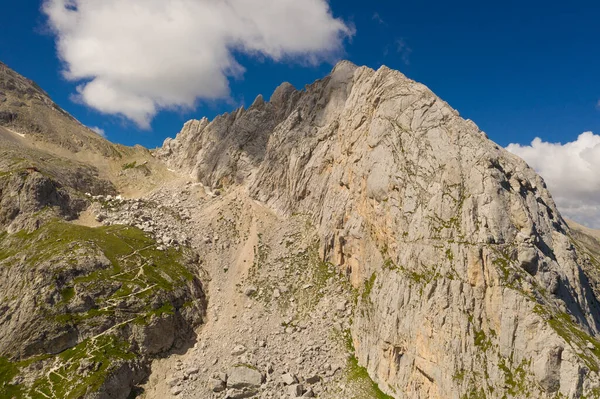 Gran sasso abruzzo 'nun dağlık bölgesindeki franchetti barınağına giden yolun havadan görünüşü.