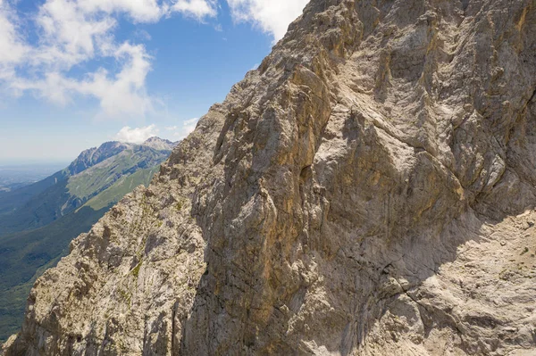 Granan sasso italy abruzzo 'nun dağlık bölgesindeki Corno Grande' nin kayalık çıkıntısının hava manzarası.