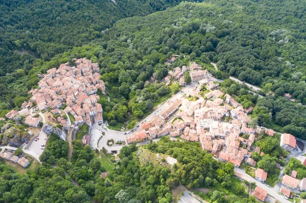 グランサッソイタリアの山岳地帯のピエトラカメラの町の垂直航空ビュー — ストック写真