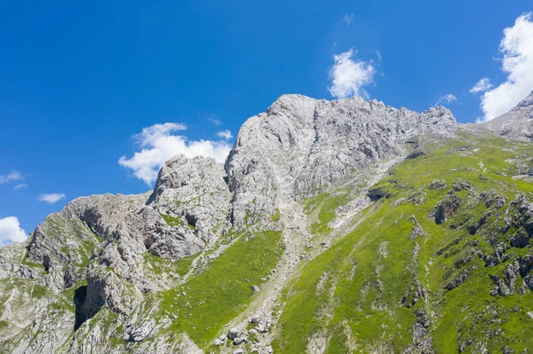 Büyükanne Sasaly 'nin dağlık bölgesindeki küçük boynuzun yan görüntüsü.
