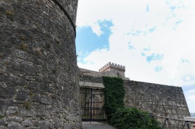İtalya 'nın Abruzzo şehrindeki Celano Kalesi' nin dış duvarları.