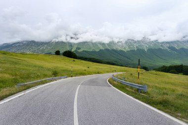San Leonardo 'daki yol Majella' nın dağlık bölgesinden geçiyor.