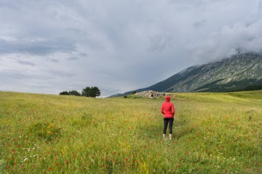 San Leonardo 'daki manzaraya bakan kadın Abruzzo' daki Majella Dağları 'ndan geçiyor.