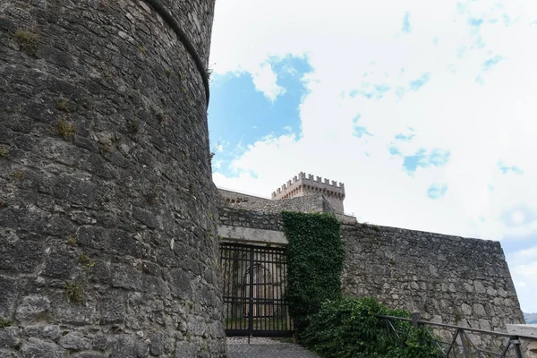 İtalya 'nın Abruzzo şehrindeki Celano Kalesi' nin dış duvarları.