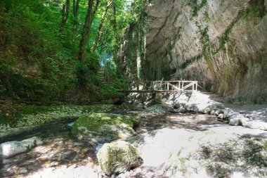 Ya da İtalya 'daki Majella Dağları kompleksinin içindeki Fento Nehri Vadisi.