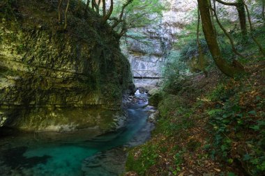 Ya da İtalya 'daki Majella Dağları kompleksinin içindeki Fento Nehri Vadisi.