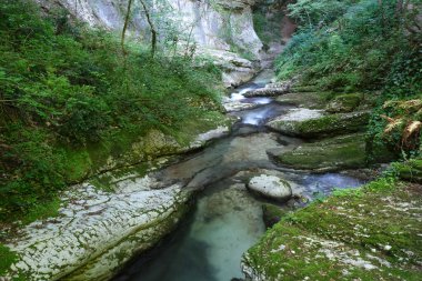 Ya da İtalya 'daki Majella Dağları kompleksinin içindeki Fento Nehri Vadisi.