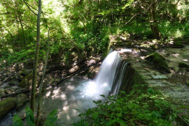 Abruzzo İtalya 'daki Majella dağ kompleksi içindeki orfento nehri tarafından üretilen şelale.