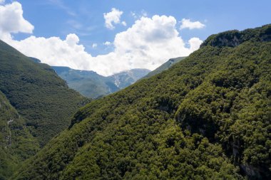 Majella Dağları bölgesindeki Orfento Nehri 'nin derin vadisinin havadan görünüşü.