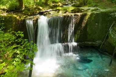 Şelalenin ön hava manzarası Orfento nehri tarafından üretilen Majella Dağlık Abruzzo İtalya bölgesinde.