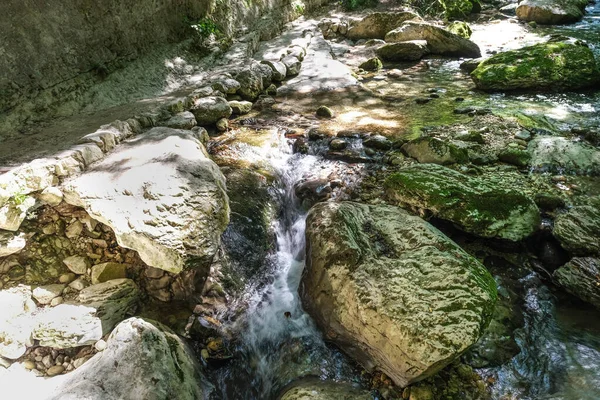 アブルッツォ イタリアのマジェラ マウンテン コンプレックス内のフォルフェント川渓谷 — ストック写真