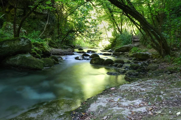 Ya da İtalya 'daki Majella Dağları kompleksinin içindeki Fento Nehri Vadisi.