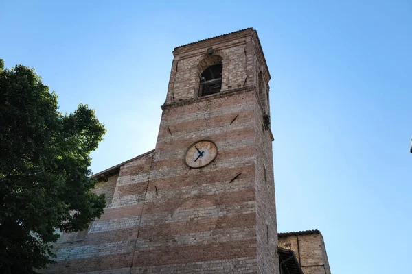 意大利中古城历史中心的一座古老钟楼 — 图库照片