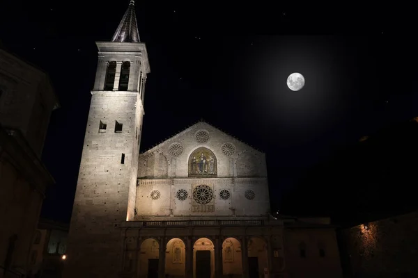 Spoleto Kathedraal Nachts Met Maan Achtergrond — Stockfoto