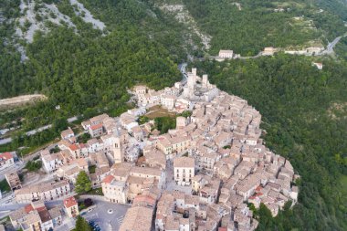 Majella Dağları 'ndaki ortaçağ şehri Pacentro' nun havadan görünüşü.