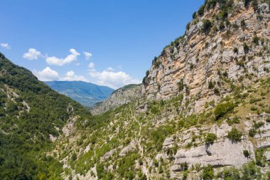 Orfento Nehri 'nin derin vadisinin kayalık duvarının Majella Dağlık Abruzzo İtalya bölgesindeki hava manzarası.