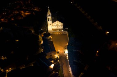 İtalya 'daki Spoleto Katedrali' nin gece hava manzarası