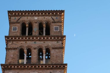 Albano Lazio 'daki San Pietro antik kilisesinin çan kulesinin tepesinde.