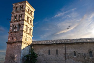 Albano Lazio 'daki San Pietro antik kilisesinin çan kulesi manzaralı yan cephesi