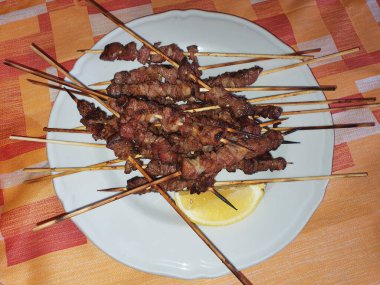 Bir tabak ızgara koyun kebabı