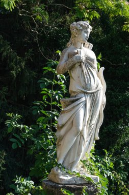 Avcı Diana 'nın tanrıçasının heykeli Niki' nin ülkesinde San Michele yolunda yer almaktadır.