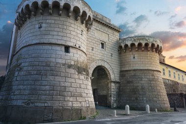 Roma kalelerinde Velletri köyünün Napoli kapısı