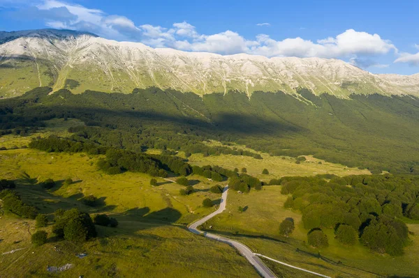 Majella Dağları 'ndaki San Leonardo Geçidi' nin havadan görünüşü.