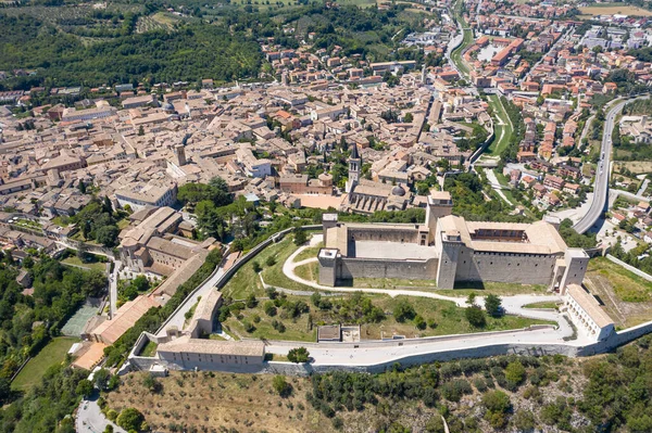 Spoleto Kalesi Spoleto 'nun havadan görünüşü şehir arka planda umbria İtalya